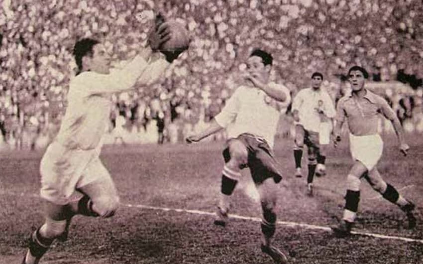 No primeiro jogo da Seleção em Copas, derrota para a Iugoslávia por 2 a 1 no Mundial de 1930