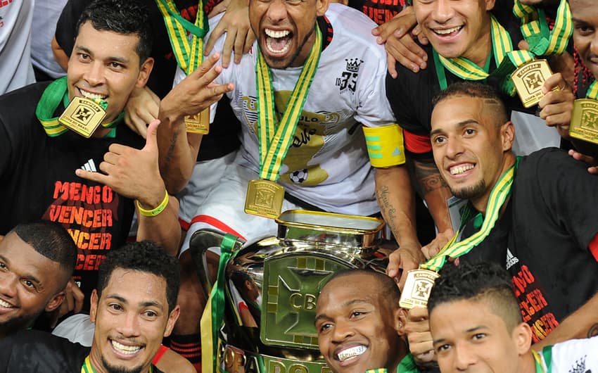 Em 2013, o Flamengo foi campeão da Copa do BR, mas ficou com a 16ª colocação e quase foi rebaixado no Brasileiro
