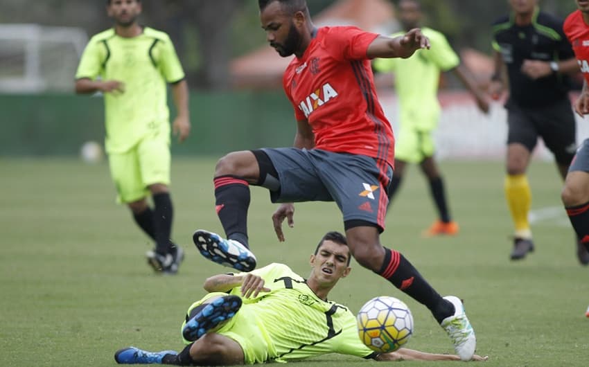 Fernandinho em ação durante jogo-treino contra o Americano (Gilvan de Souza / Flamengo)