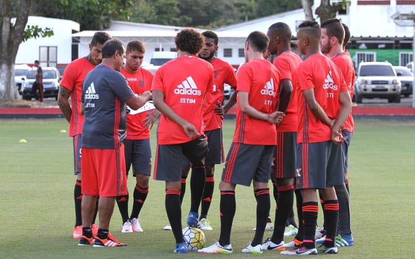 Muricy em conversa com jogadores durante treino do Fla (Gilvan de Souza / Flamengo)
