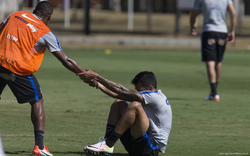 Alan Mineiro e Lucca, durante treino do Corinthians (Foto: Daniel Augusto Jr)