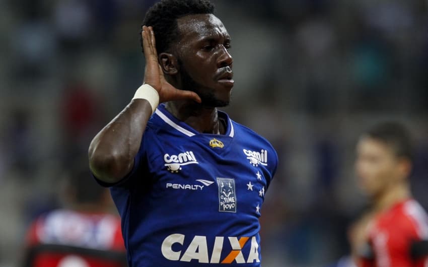 Allano comemora gol do Cruzeiro diante do Campinense, no Mineirão