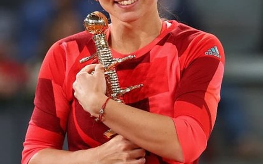 Simona Halep com o troféu do WTA Premier de Madri 2016