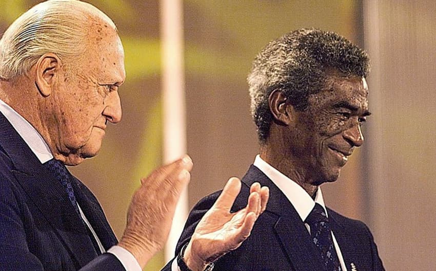 O presidente de honra da Fifa João Havelange aplaude o ex-jogador Didi em festa de gala da entidade em 2000