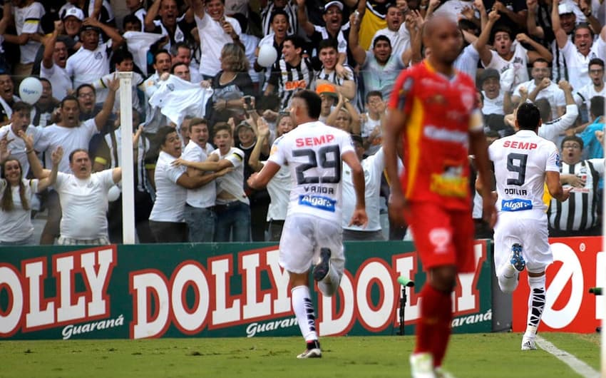 Ricardo Oliveira comemora o gol da vitória e do título