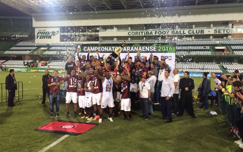 Jogadores do Atlético-PR fazem a festa no gramado do Couto Pereira com o título do Estadual