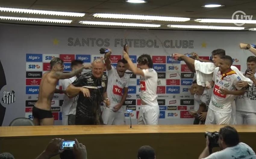 Dorival leva banho dos jogadores do Santos