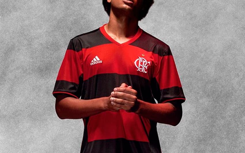FOTOS - Flamengo divulga imagens do novo uniforme para temporada