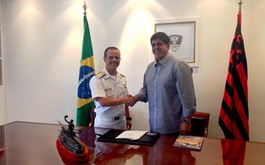 Maurício Gomes de Mattos (à direita) em evento que firmou parceria com a Marinha (Flamengo)