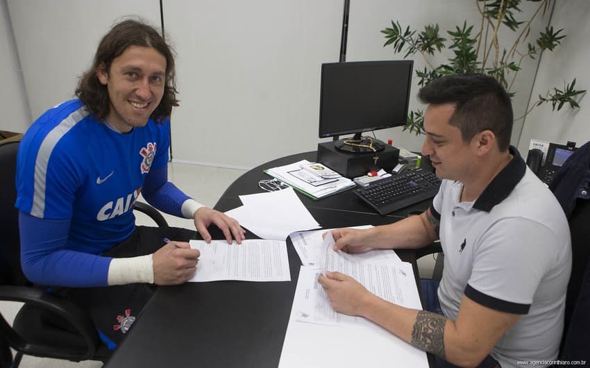 Cássio assinou contrato com o Corinthians nesta terça-feira<br>​