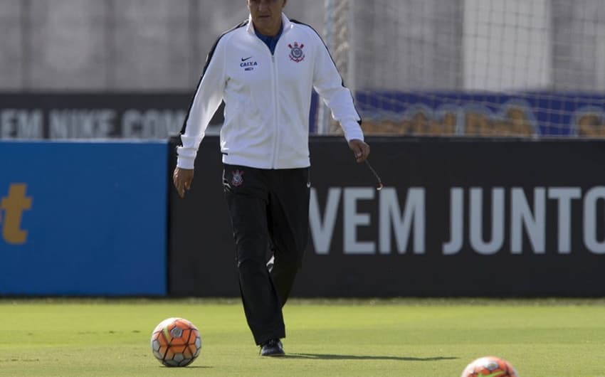 Tite durante treinamento do Corinthians no CT Joaquim Grava (Foto: Daniel Augusto Jr)