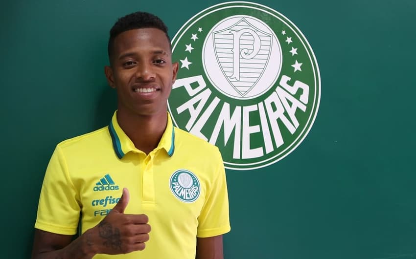 Tchê Tchê treinou como titular na lateral do Palmeiras