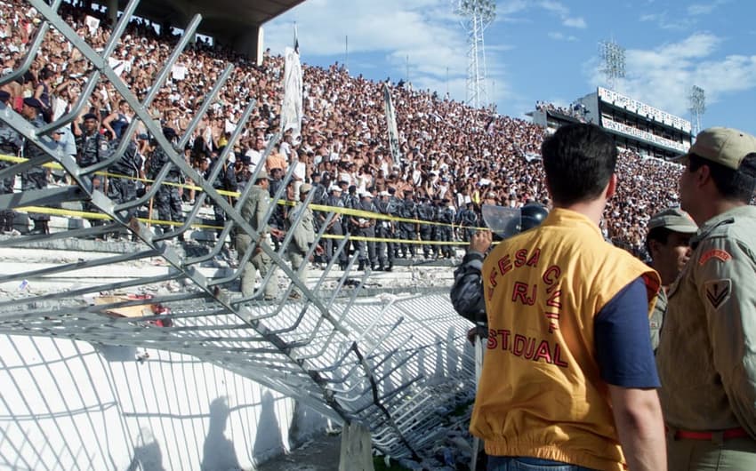 Alambrado de São Januário cedeu na final da Copa João Havelange, em 2000