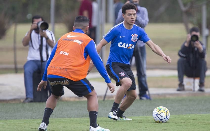 Marquinhos Gabriel enfrentando Guilherme em treino do Corinthians (Foto: Daniel Augusto Jr)
