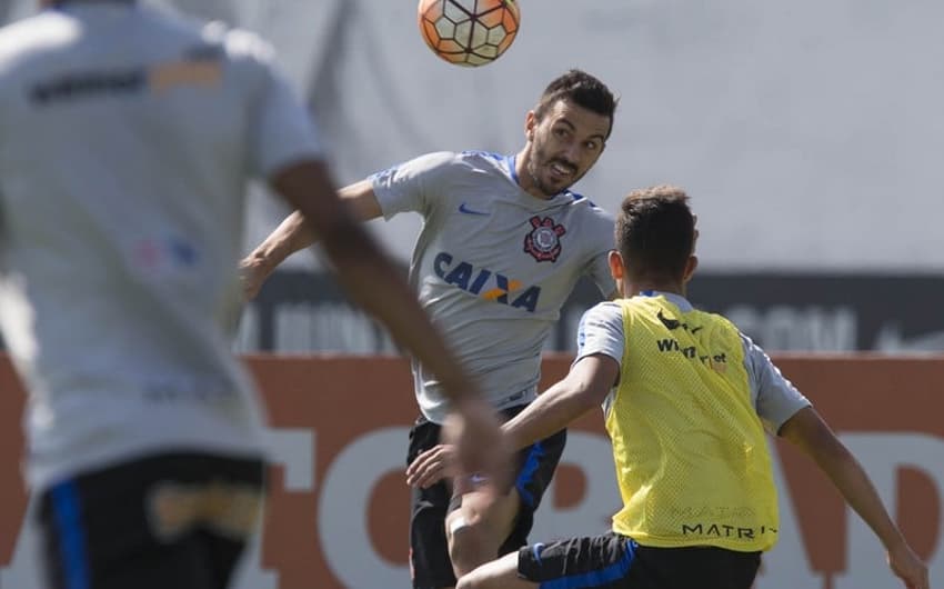 Uendel cabeceando bola durante treino do Corinthians (Foto: Daniel Augusto Jr)