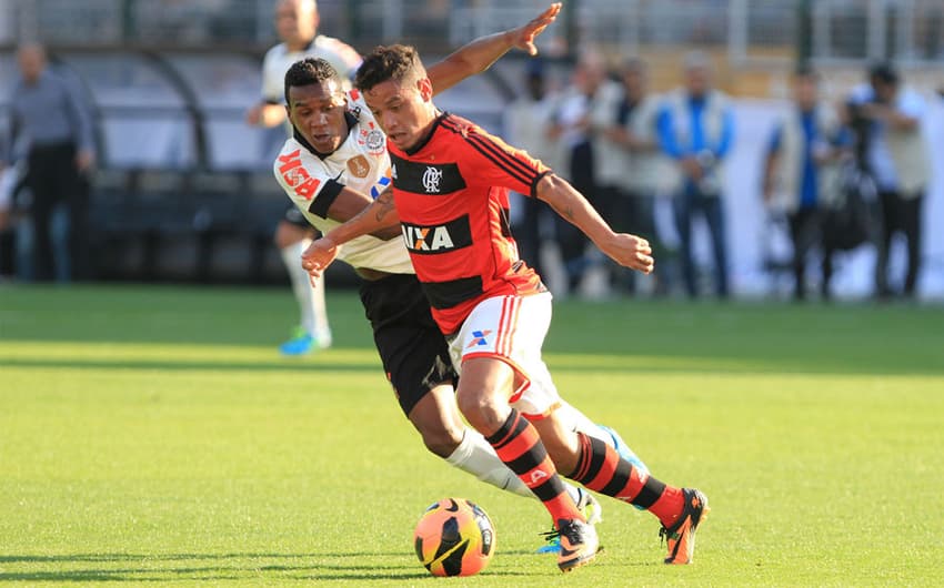 Desembarcando no Flamengo como 'camisa 10' em 2013, Carlos Eduardo lidou com lesões e apenas um gol. Saiu em 2014&nbsp;