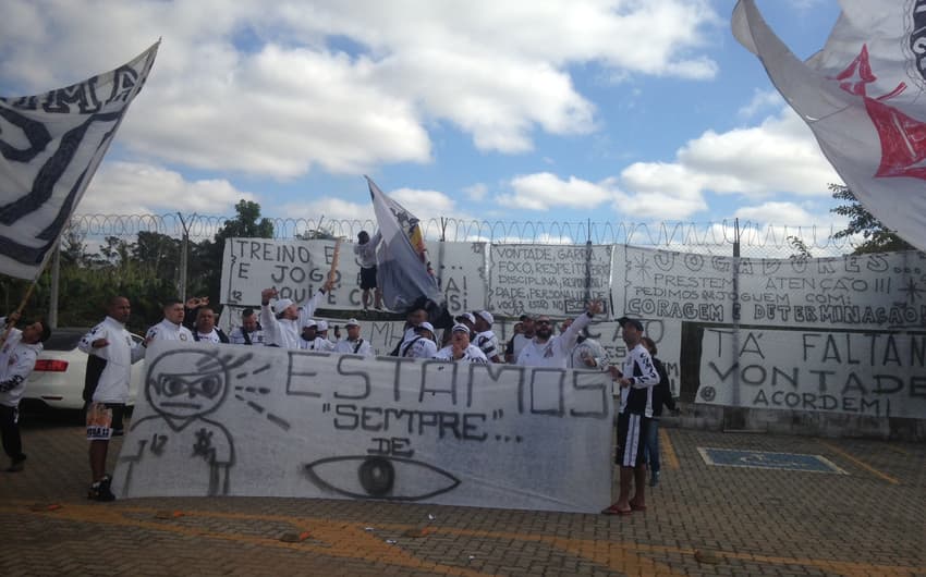 Torcida do Corinthians protesta no CT Joaquim Grava