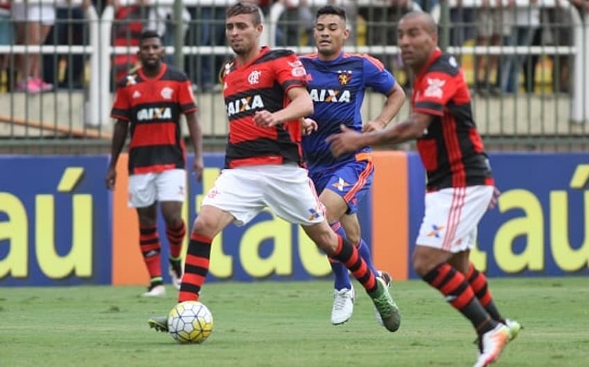 Léo Duarte em ação contra o Sport (Gilvan de Souza / Flamengo)