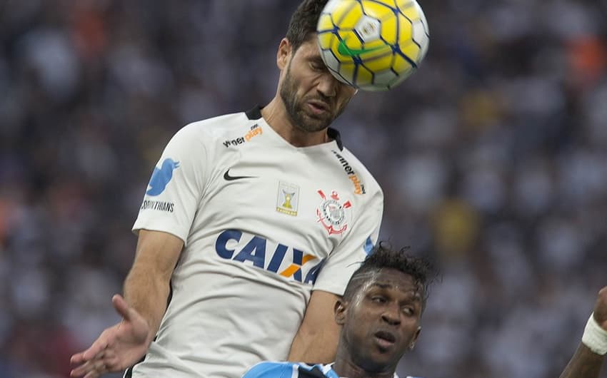 Felipe marcando Bolaños, do Grêmio, na partida deste domingo (Foto: Daniel Augusto Jr)