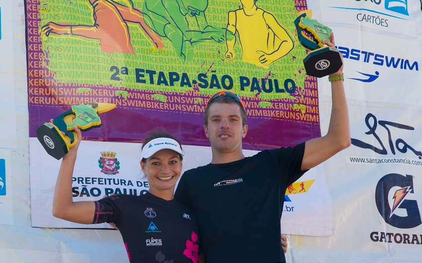 Fernanda Garcia e Fabiano Muchinski no lugar mais alto do pódio(foto:Divulgação)