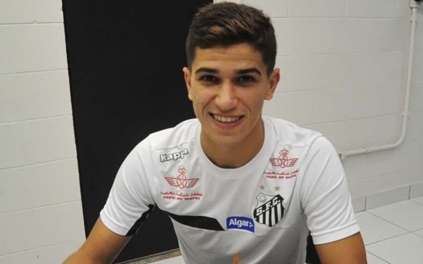 Vitor Bueno renovou por quatro anos com o Santos &nbsp;