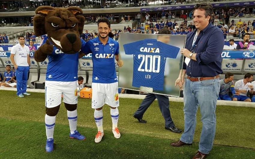 Zagueiro Léo é homenageado pelo Cruzeiro