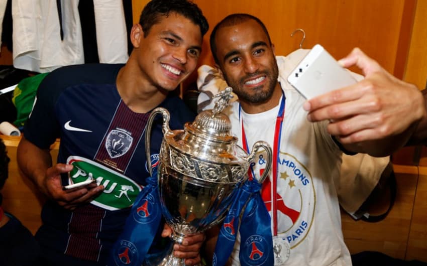 Lucas comemora com Thiago Silva mais um título pelo PSG