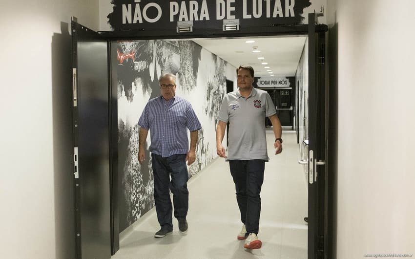 Eduardo Ferreira ao lado do presidente do Corinthians, Roberto de Andrade (Foto: Daniel Augusto Jr)
