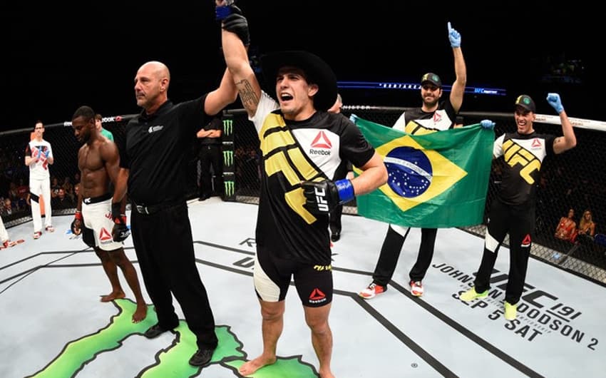 Felipe Sertanejo comemora vitória no UFC