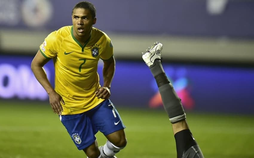 O meia-atacante Douglas Costa vem se destacando pela Seleção Brasileira