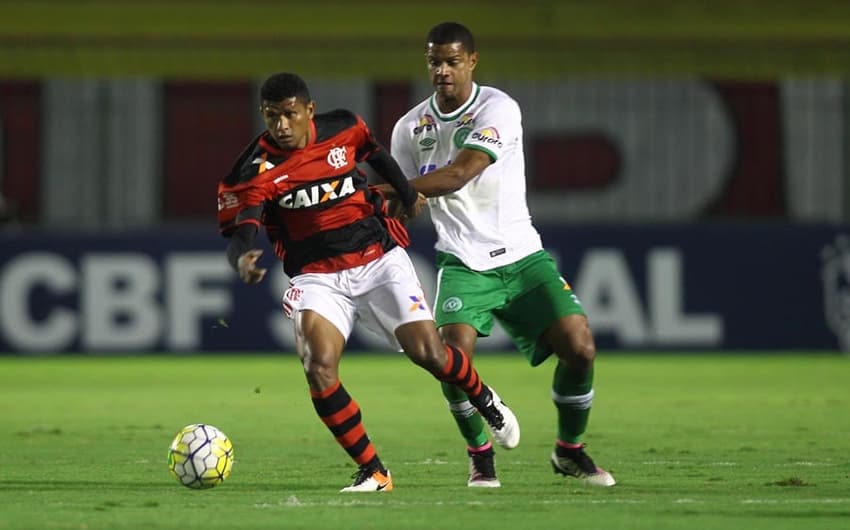 Vaiado, Flamengo busca empate nos acréscimos contra a Chapecoense