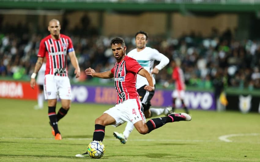 Repleto de reservas, Tricolor empatou com Coxa no Couto Pereira