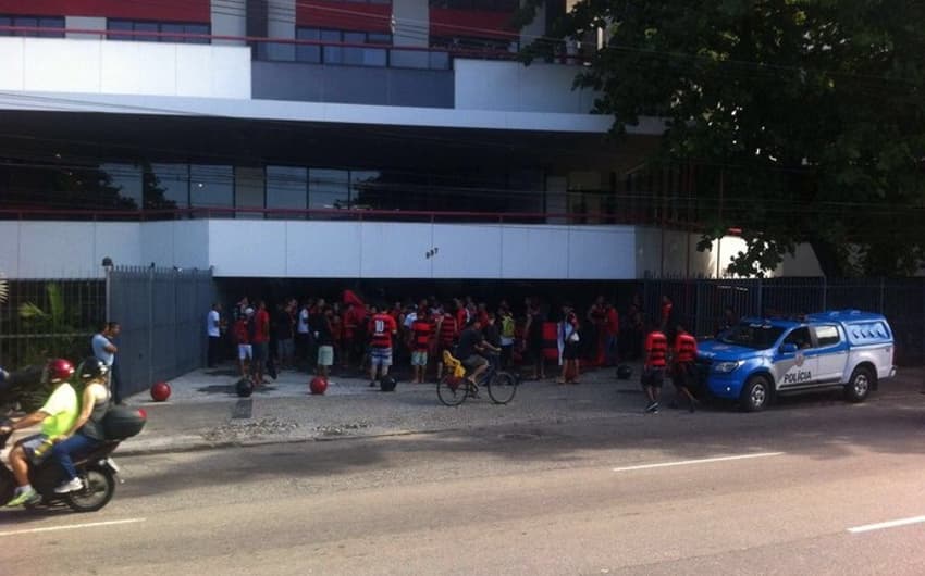 Protesto na sede do Flamengo