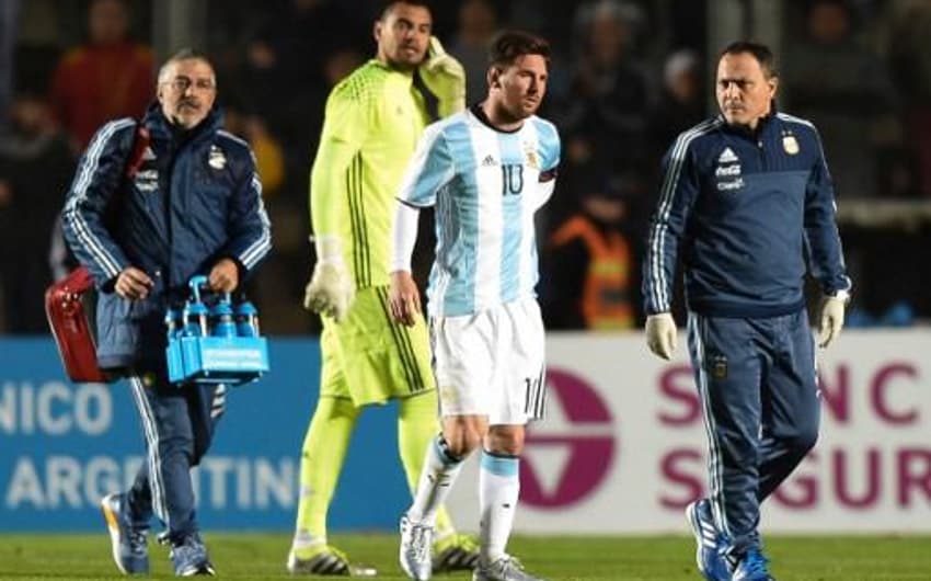 Argentina x Honduras - Lionel Messi sai de campo com dores