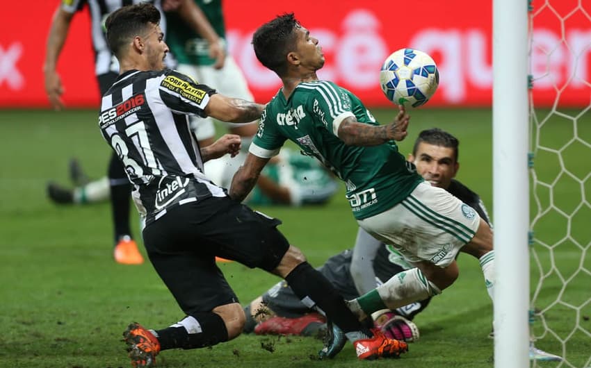 Dudu ganha de Zeca e faz seu segundo gol na final da Copa do Brasil