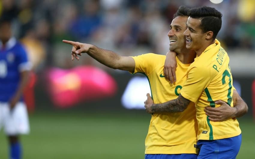 Jonas comemora com Coutinho o primeiro gol do Brasil (Foto: Lucas Figueiredo, MowaPress)