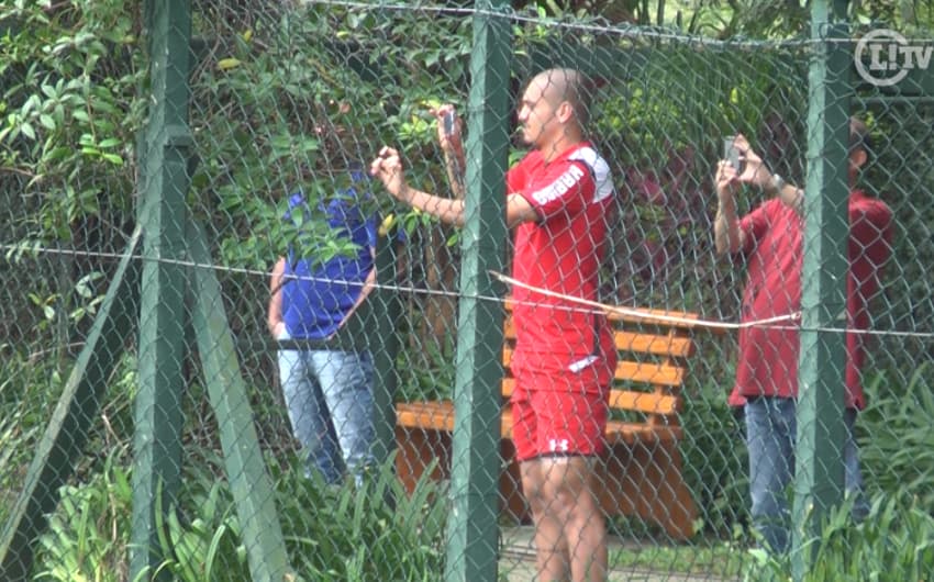 Maicon filma gol de Rogério em treino do São Paulo