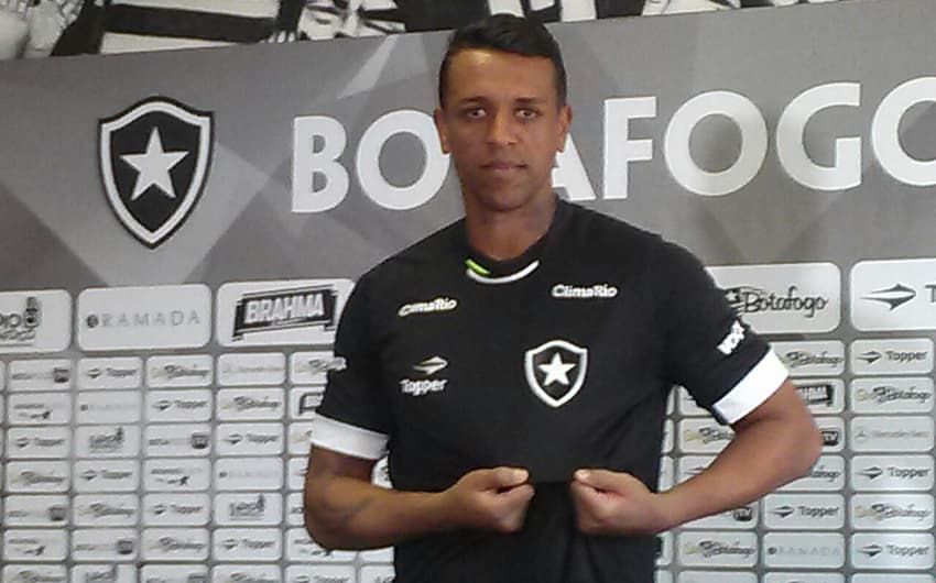 Sidão é apresentado no Botafogo