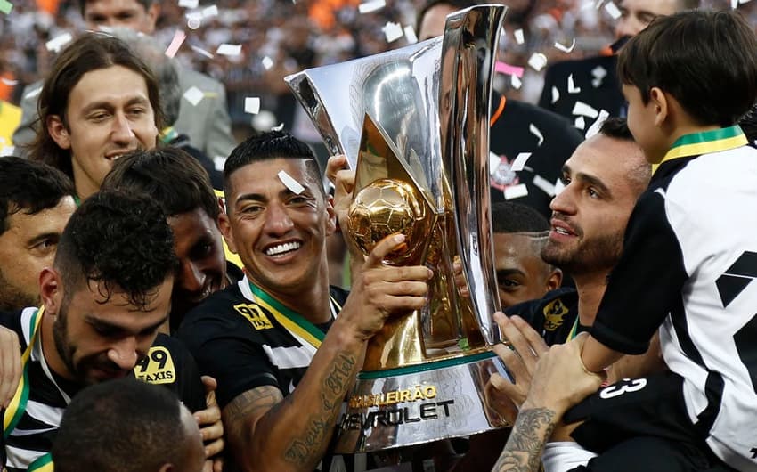 2015 - Corinthians (campeão) ganhou o 1º turno: 40 pontos