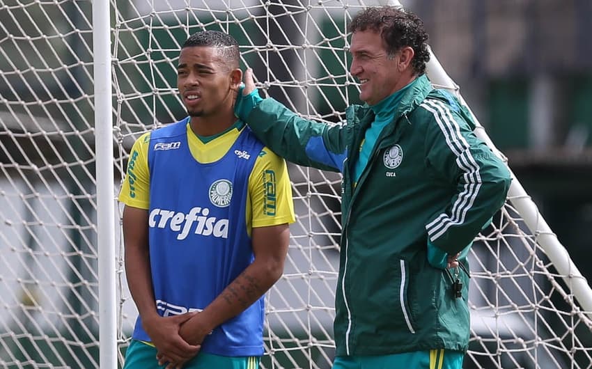 Gabriel Jesus e Cuca conversam durante treino do Palmeiras