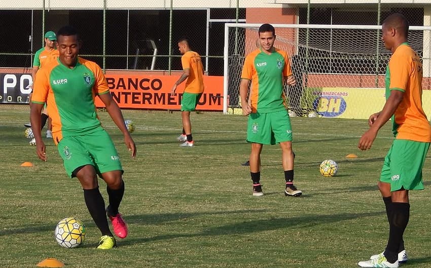 Alan Mineiro, ao lado de Eduardo e Juninho, durante treino do América-MG (Foto: Divulgação / Site oficial do América)