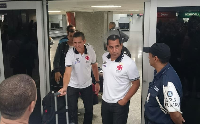 Jorginho e Zinho durante desembarque do Vasco nesta quarta-feira no Galeão (Foto: David Nascimento/LANCE!Press)
