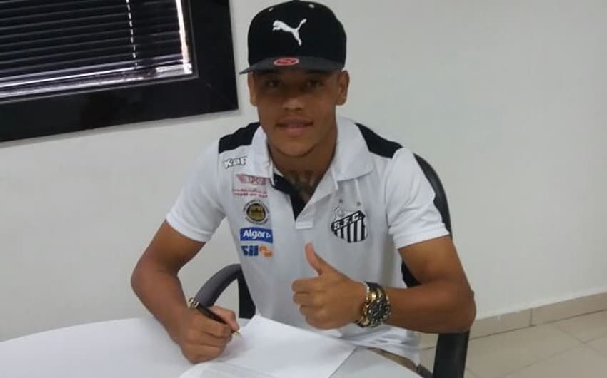 Lateral Ourinho renova contrato com o Santos (Foto: Divulgação)