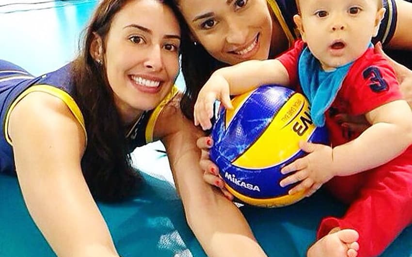 Ainda pequeno, Jaqueline já levava o filho para os treinos com a Seleção Brasileira de vôlei (Foto: Reprodução/Instagram)