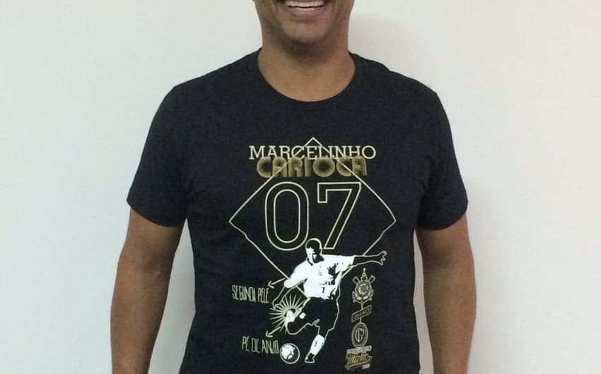 Marcelinho Carioca com camisa comemorativa (Foto: Divulgação)