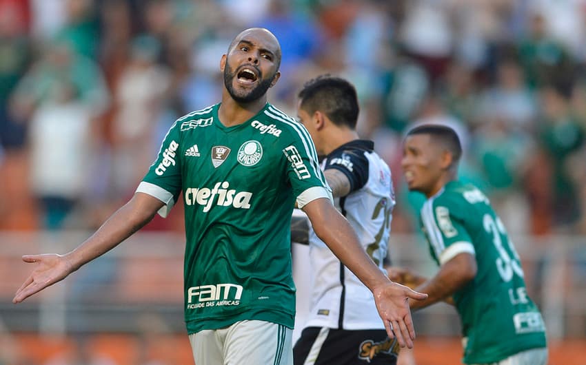 Alecsandro em ação pelo Palmeiras