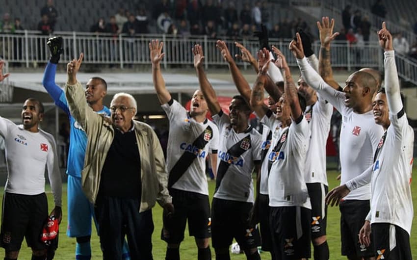 Eurico Miranda puxa casaca após o time cantar parabéns para o presidente