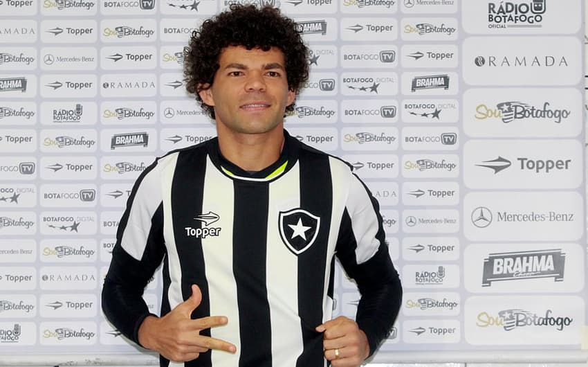 Camilo tem vínculo com o Botafogo até 31 de maio de 2018