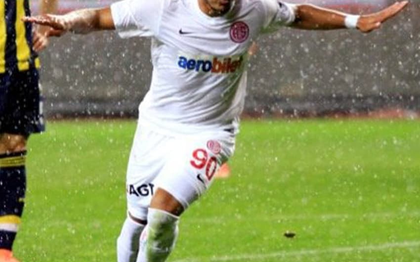 Danilo comemora gol com camisa do Antalyaspor contra o Fenerbahçe