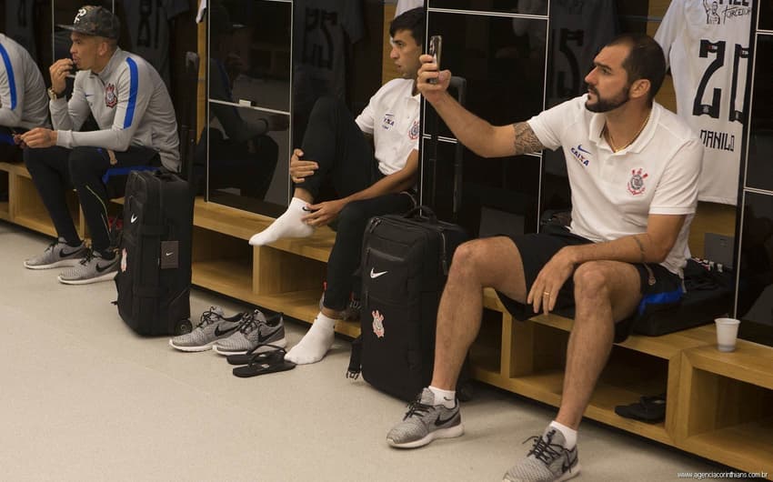 Danilo fazendo selfie no vestiário do Corinthians&nbsp;